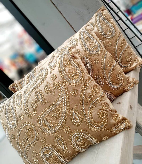 Kussen fluweel met kraaltjes goud