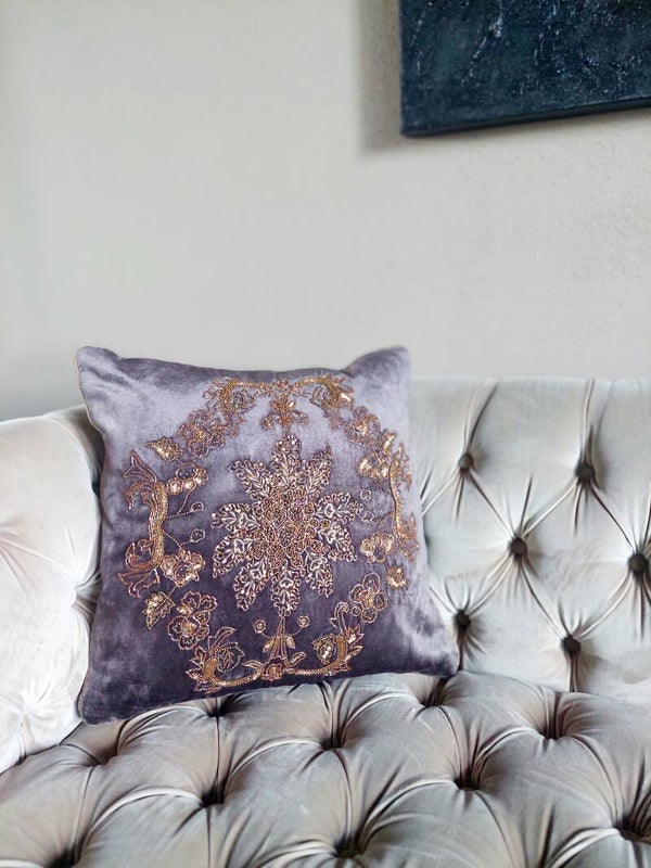 Kussen grey fluweel met kraaltjes