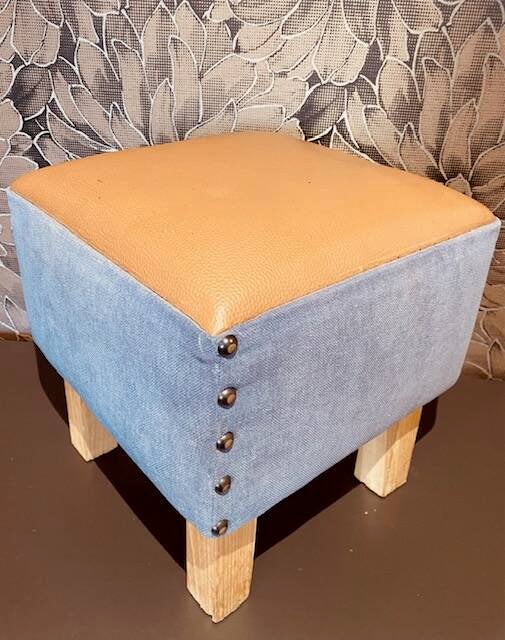 Tabouret tapissier sur mesure.jpg