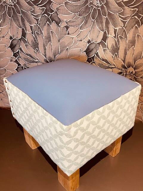 Tabouret tapissier sur mesure.jpg