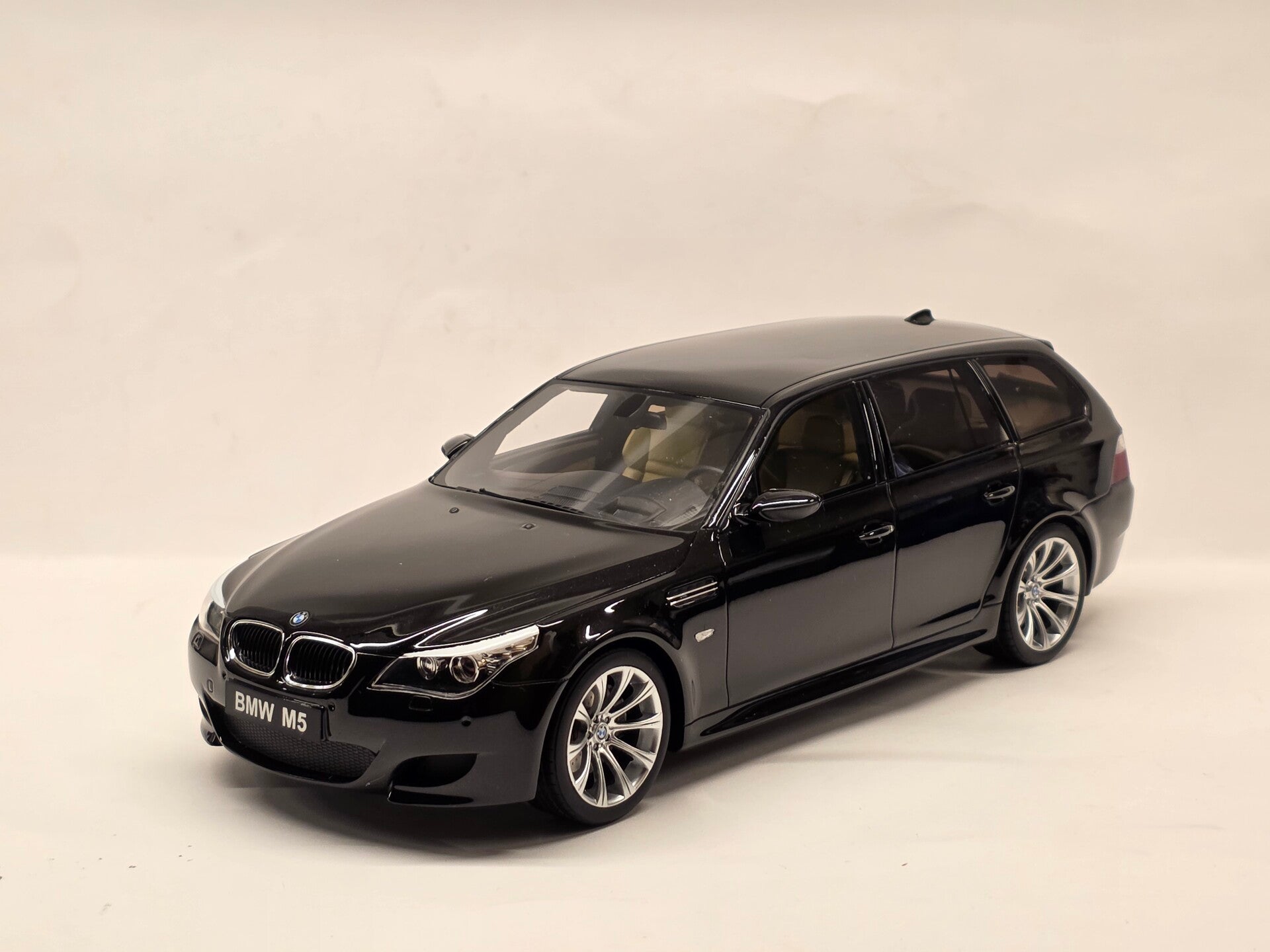 BMW E61 M5 Touring 1:18 Ottomobile