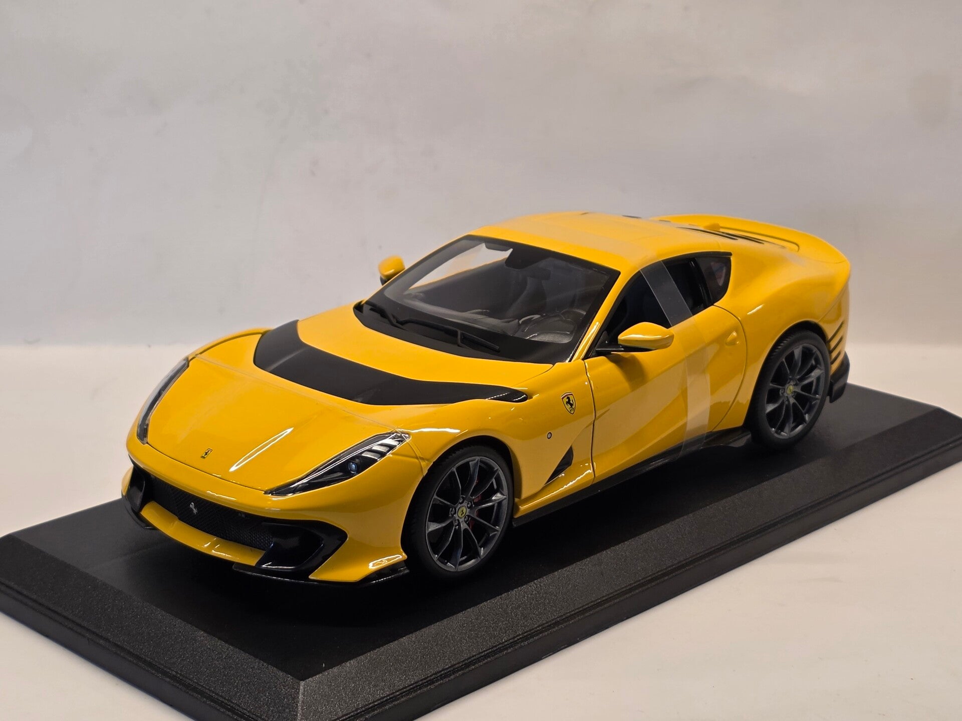Ferrari 812 Competizione 1:18 Bburago