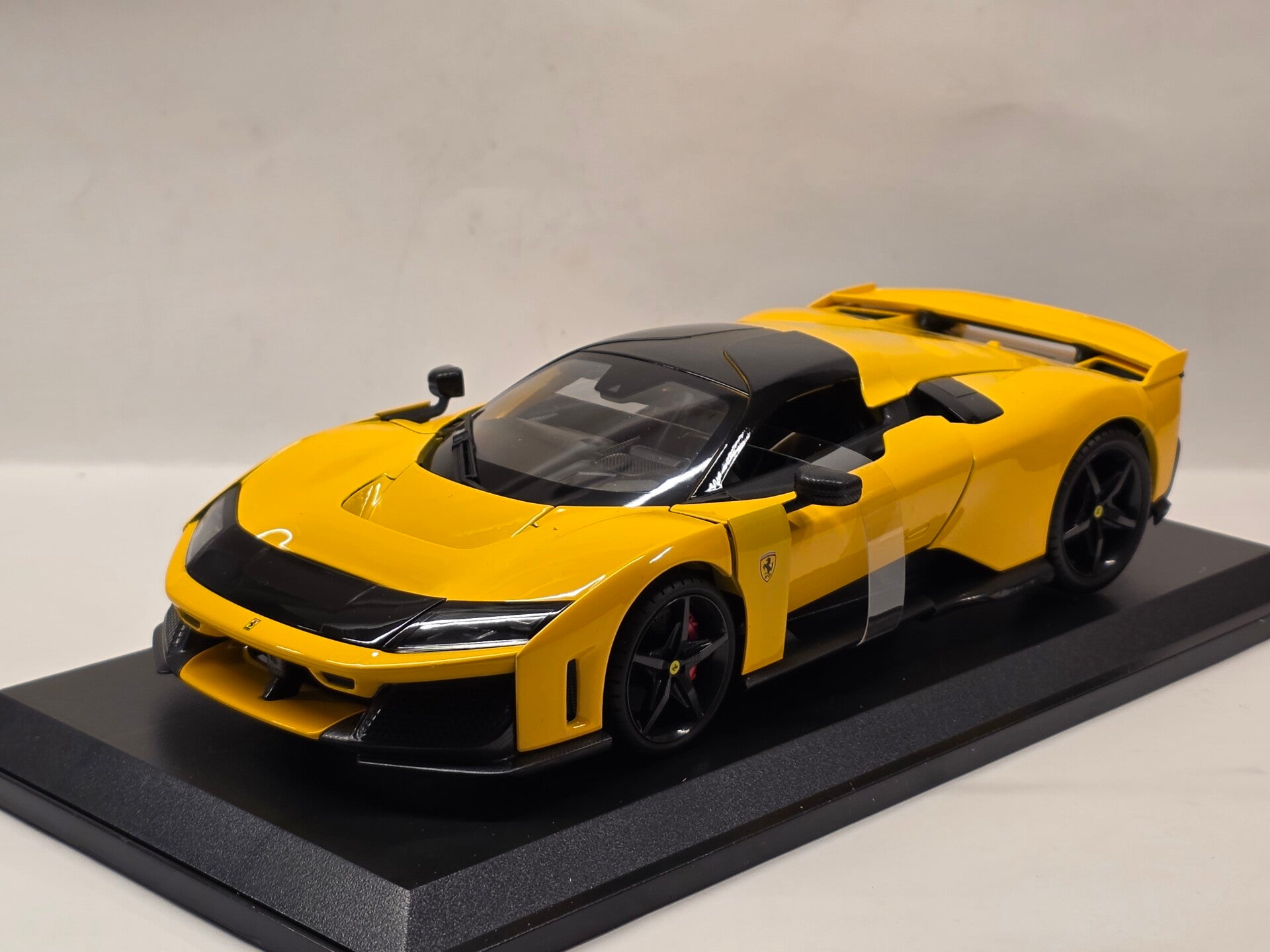 Ferrari F80 1:18 Bburago