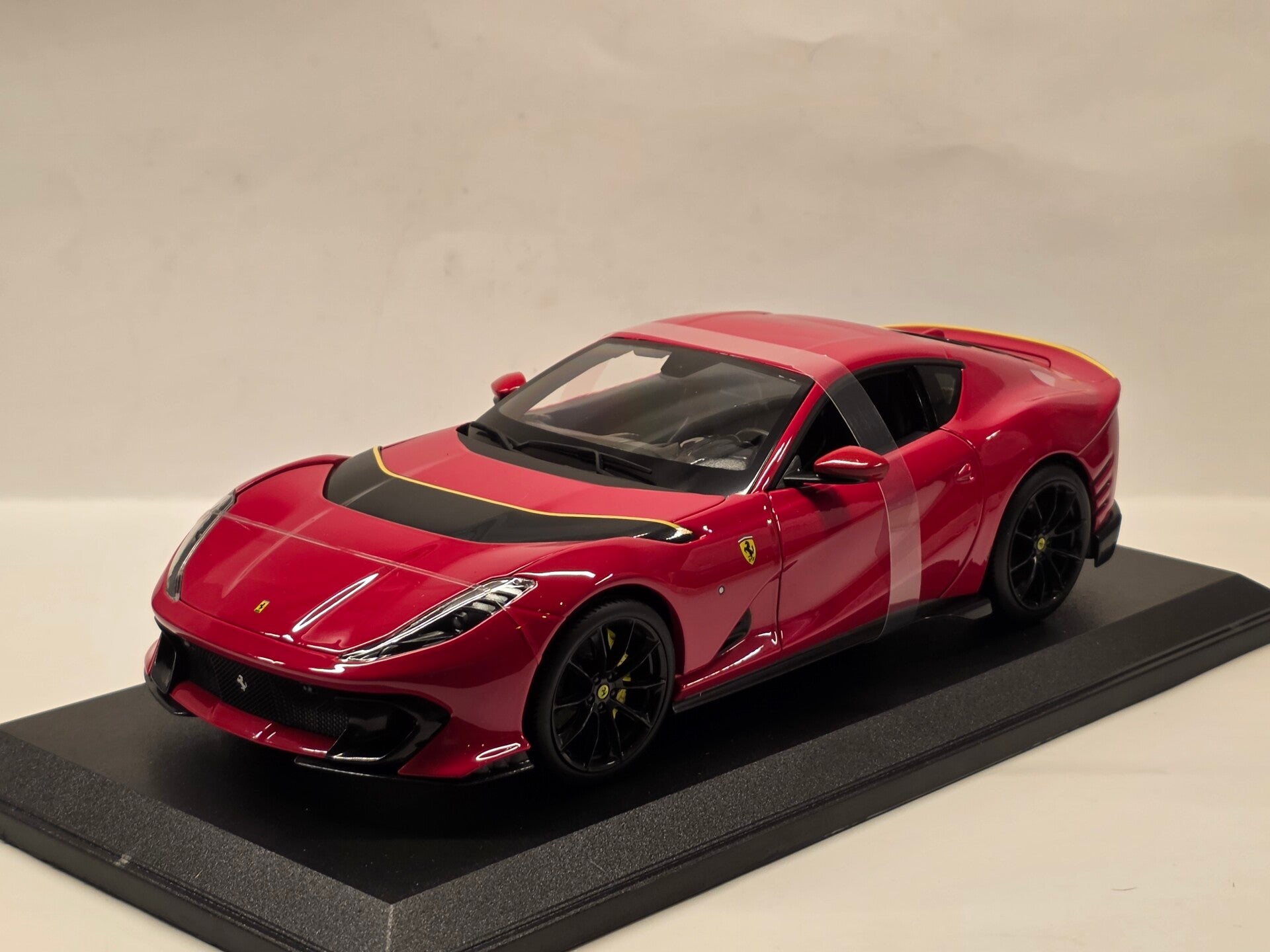 Ferrari 812 Competizione 1:18 Bburago