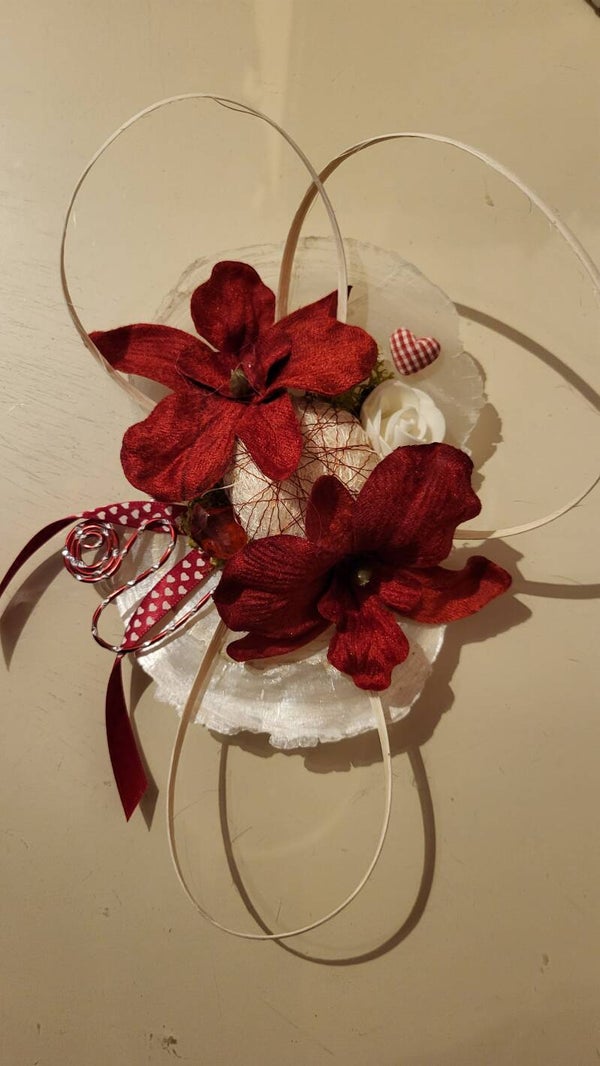 Fleurs en tissu rouge foncé sur nacre 25x17cm
