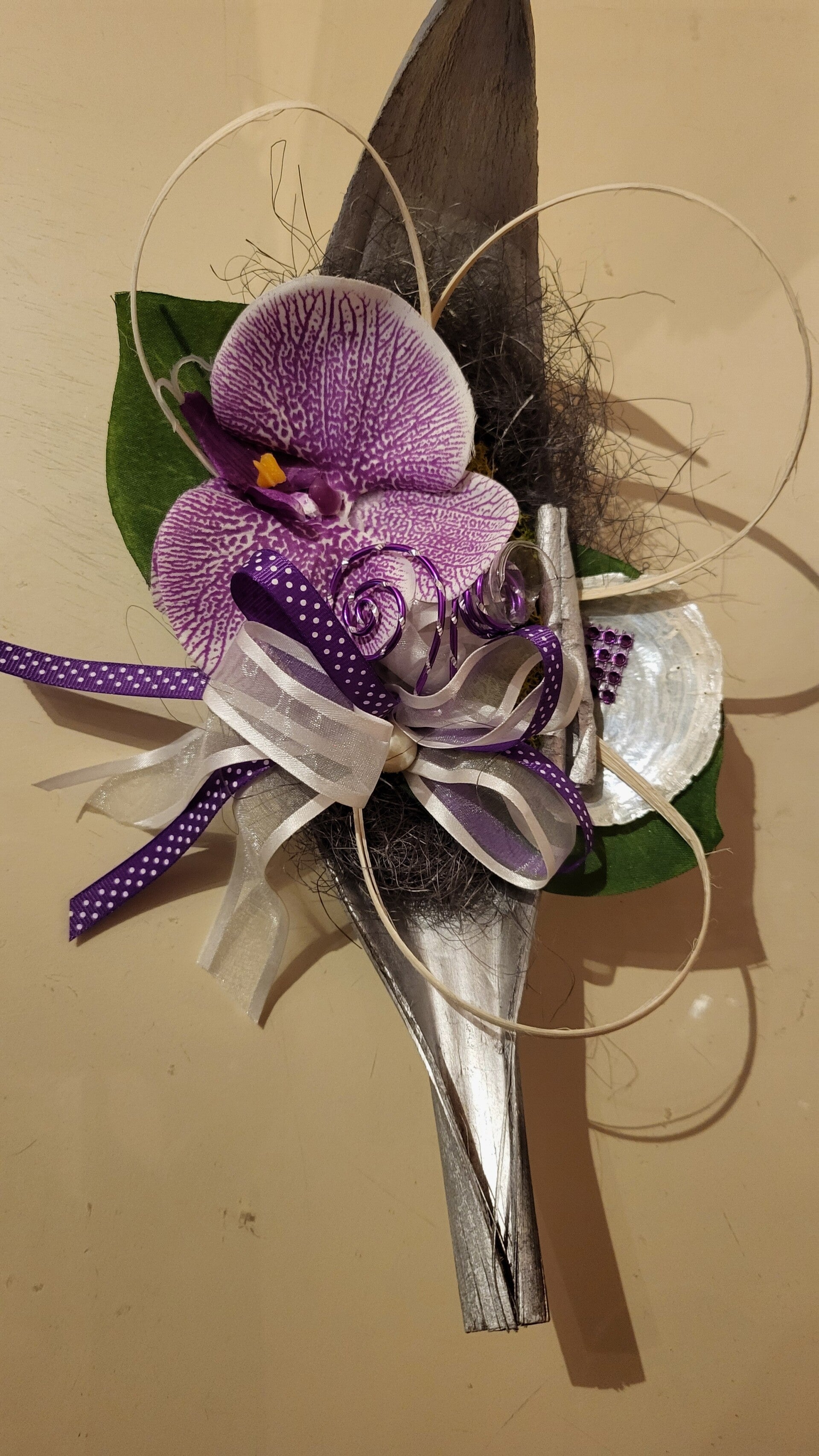 Fleurs artificielles sur coco argenté 30x17cm