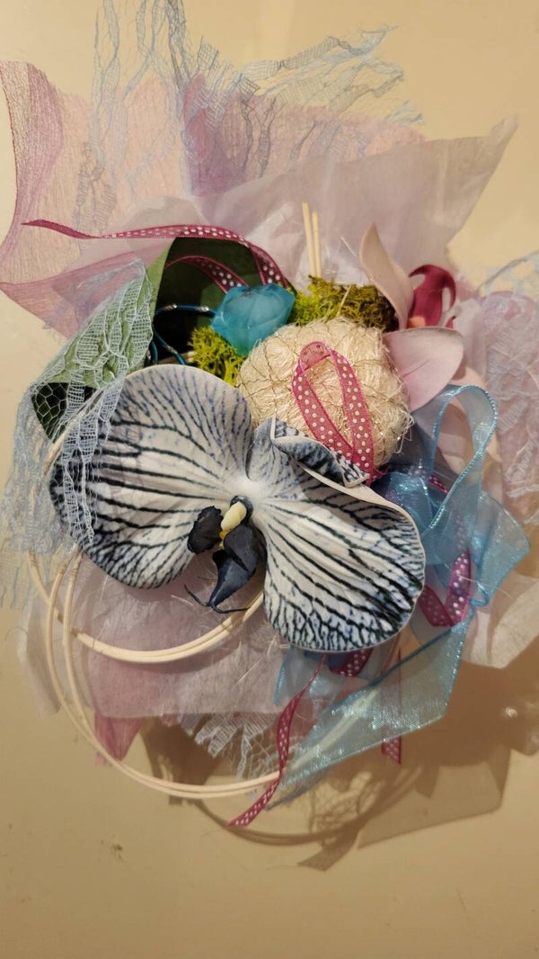 Fleurs artificielles emballées dans un tulle pastel 25x17x9cm