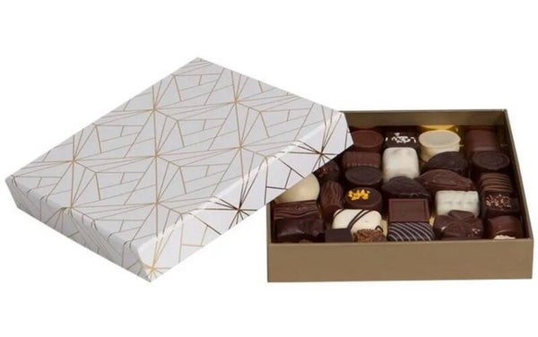 Boîte carrée d'Exception en carton remplie avec 250gr assortiment chocolats   18,5x18,5x3,5cm