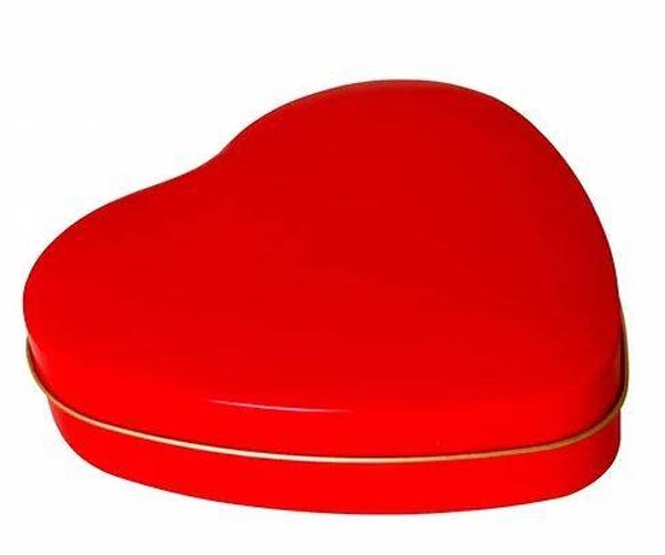 Coeur en métal rouge rempli de chocolats assortiment 100gr 12x12x3cm