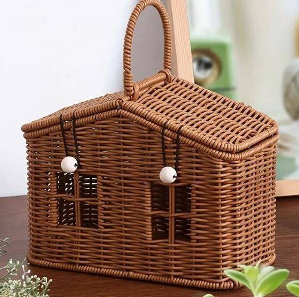 Panier en rotin couleur café tissé en forme de maison    29x24,5x13,5cm