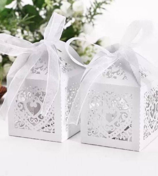 Boîtes à dragées Coeur ajouré  5x5x7cm  par lot de 10
