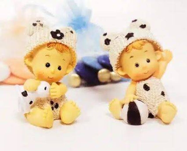 Figurines Bébé avec bonnet en résine  par lot de 2