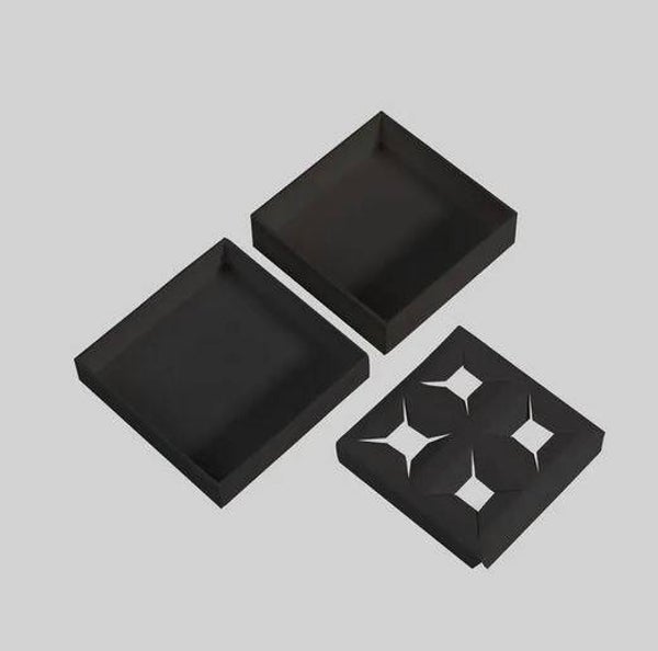 Boîte en carton kraft noir remplie avec 4 chocolats  8x8x2cm