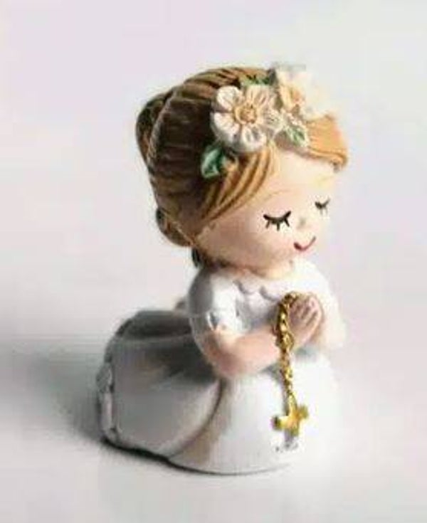 Figurine Fille avec couronne fleurie  en résine