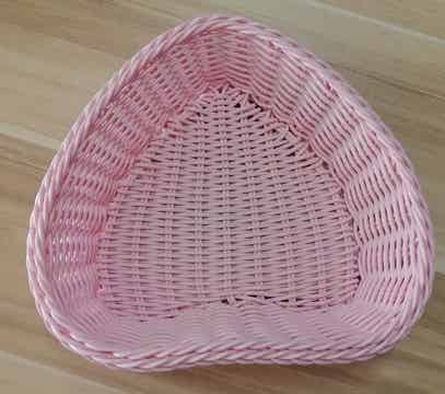 Corbeille en rotin rose en forme de coeur  23x7x25cm