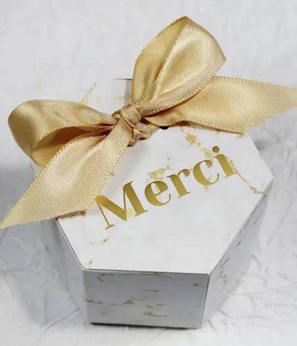 Boite pour dragées "Merci" effet marbre blanc  par lot de 20    4x4x5cm