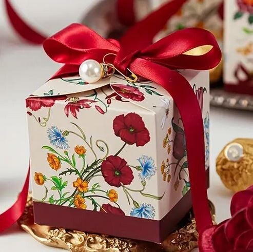 Boite élégante en carton assortie d'une perle et d'un ruban  7x7x7cm   par lot de 25