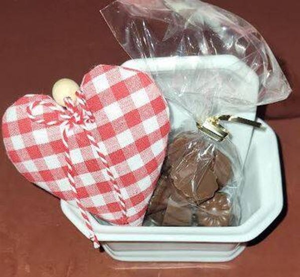 Terrine en porcelaine remplie de chocolats 50gr et 1 coeur en tissu
