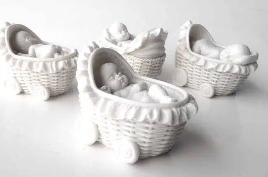 Figurines "Bébé Landau" assortis en résine  par lot de 4 différents