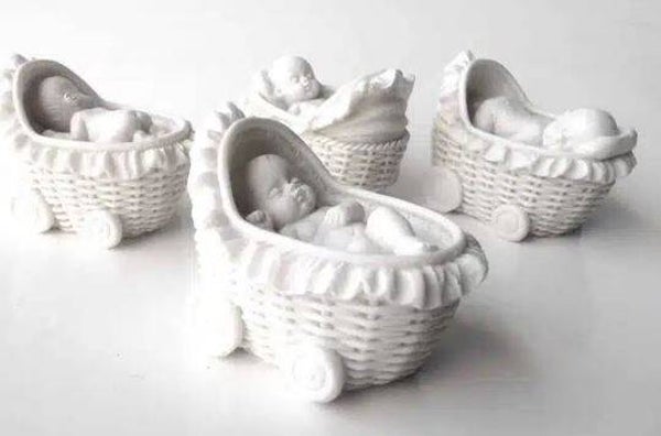 Figurines "Bébé Landau" assortis en résine  par lot de 4 différents