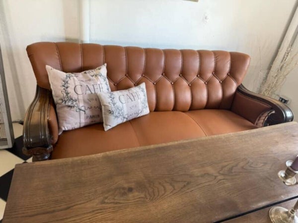 Klassisk 3-personers sofa i læder med trædetaljer