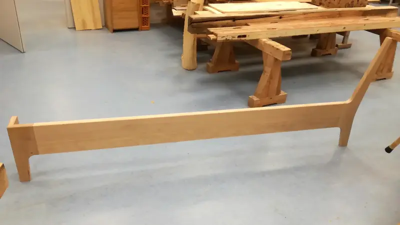 Detailansicht des Rahmens und der handwerklichen Konstruktion eines maßgefertigten Betts aus massiver geölter Eiche