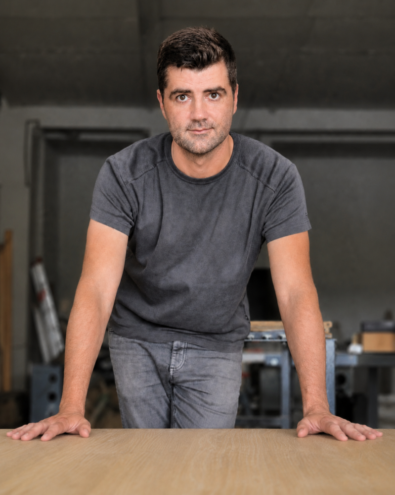 Foto vom Tischlermeister Martin Müller in der Werkstatt.