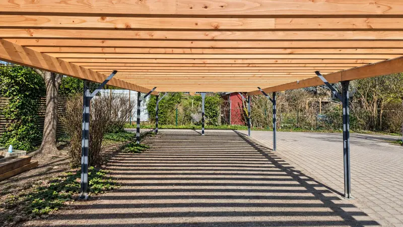 Unteransicht einer Pergola aus Douglasie mit sichtbarer Holzkonstruktion.