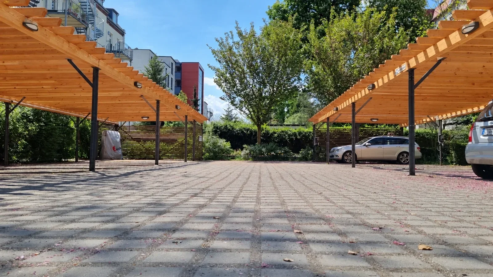Gesamtansicht einer Pergola aus Douglasie als Sichtschutz im Außenbereich.