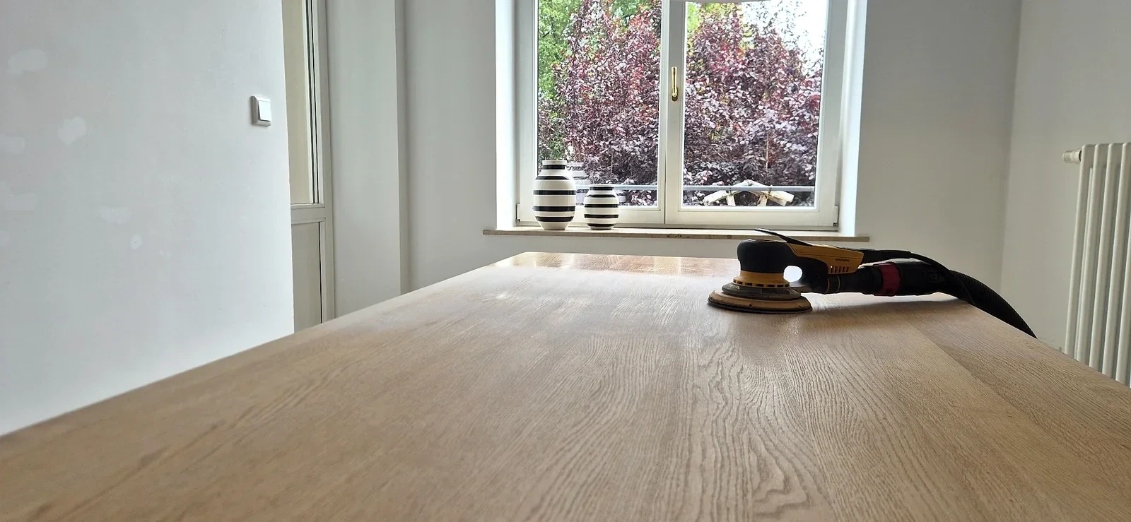 Restaurierter Esstisch aus Eiche mit entfernter Glanzlackschicht und mattem Ölfinish für eine natürliche Holzoptik.