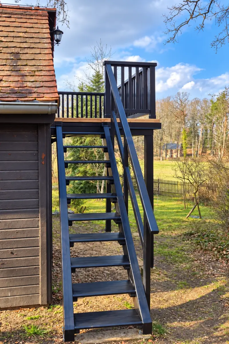 Neu gebauter Holzbalkon mit Außentreppe als Zugang zum Dachgeschoss eines Ferienhauses.