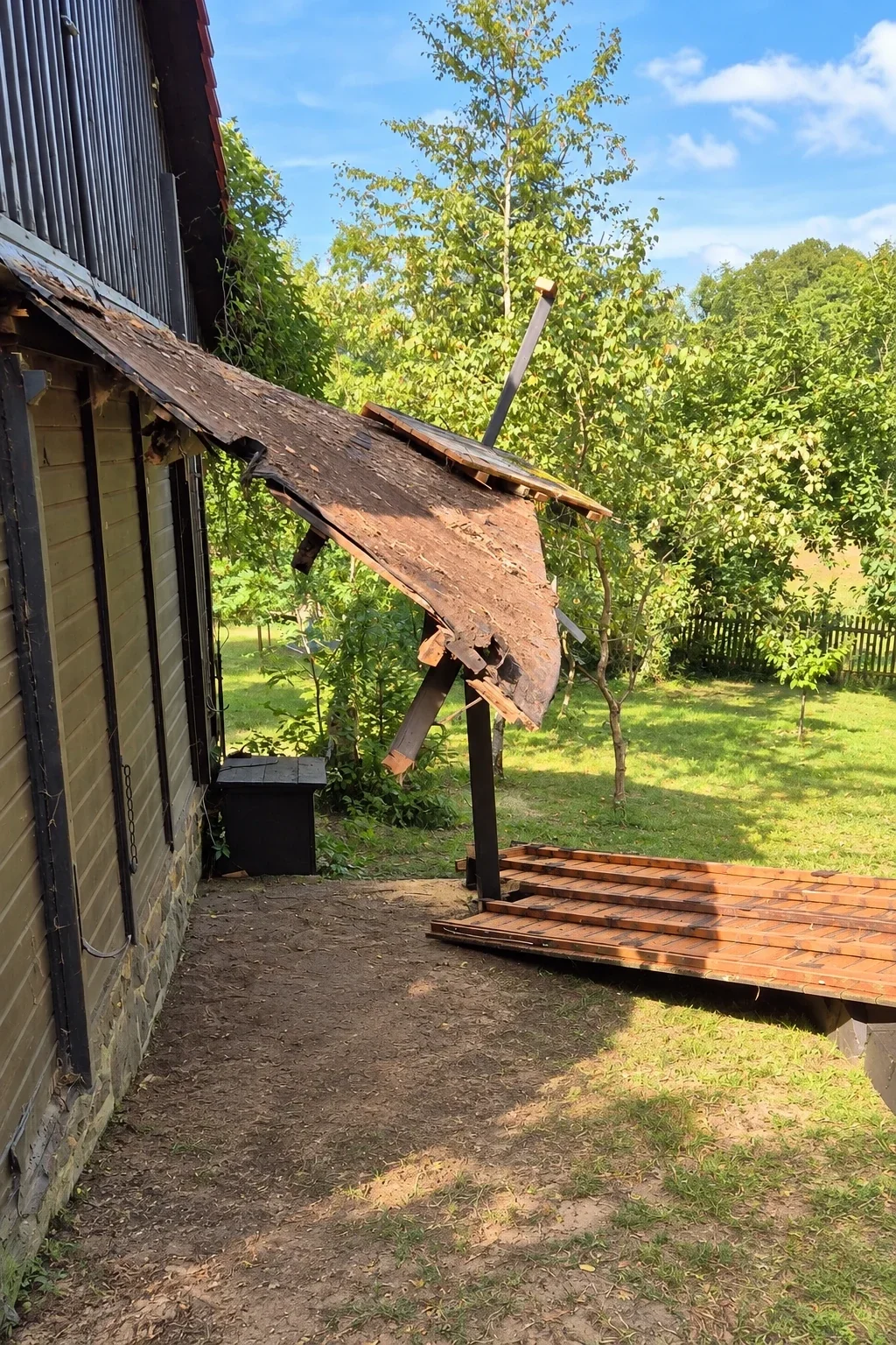 Stark geschädigte alte Balkonkonstruktion während des vollständigen Rückbaus an einem Ferienhaus.
