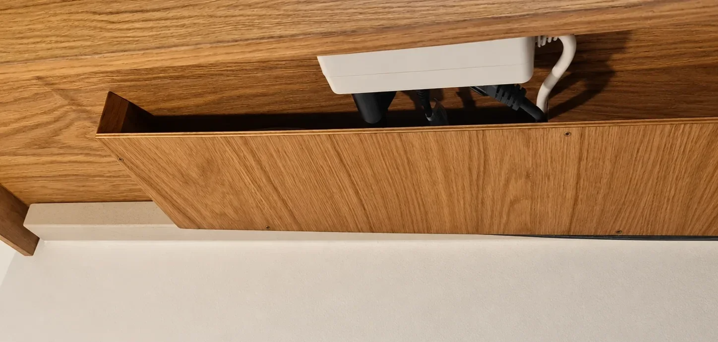 Detailansicht der integrierten Technik unter einer maßgefertigten Arbeitsplatte aus geölter Eiche
