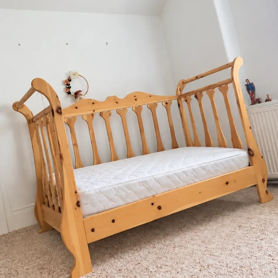 Individuell gefertigtes Kinderbett aus Zirbe mit geölter Oberfläche und markanter handwerklicher Gestaltung.