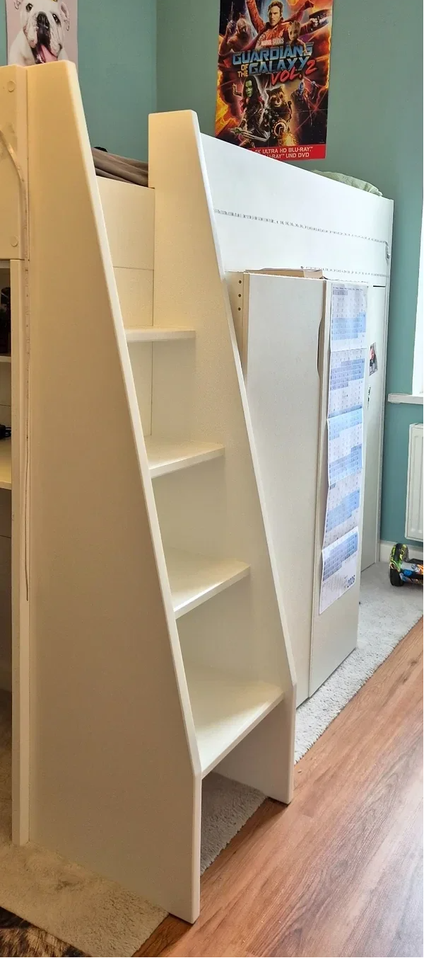Ergonomisch gestaltete Hochbett-Treppe aus weiß lackierter Fichte mit flacherem Winkel und breiten Stufen