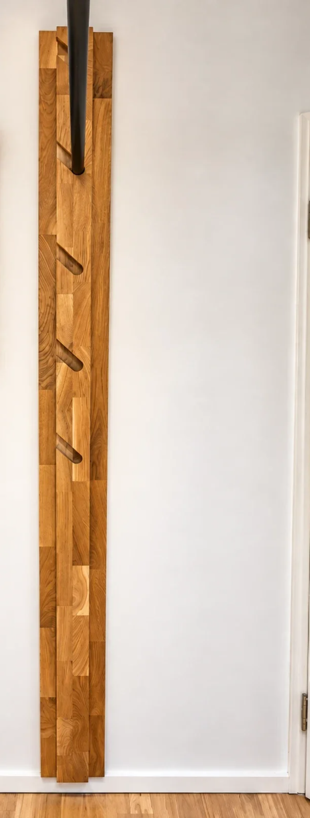 Hohe Wandhalterung aus geölter Eiche mit mehreren Aufnahmen für eine höhenverstellbare Klimmzugstange.