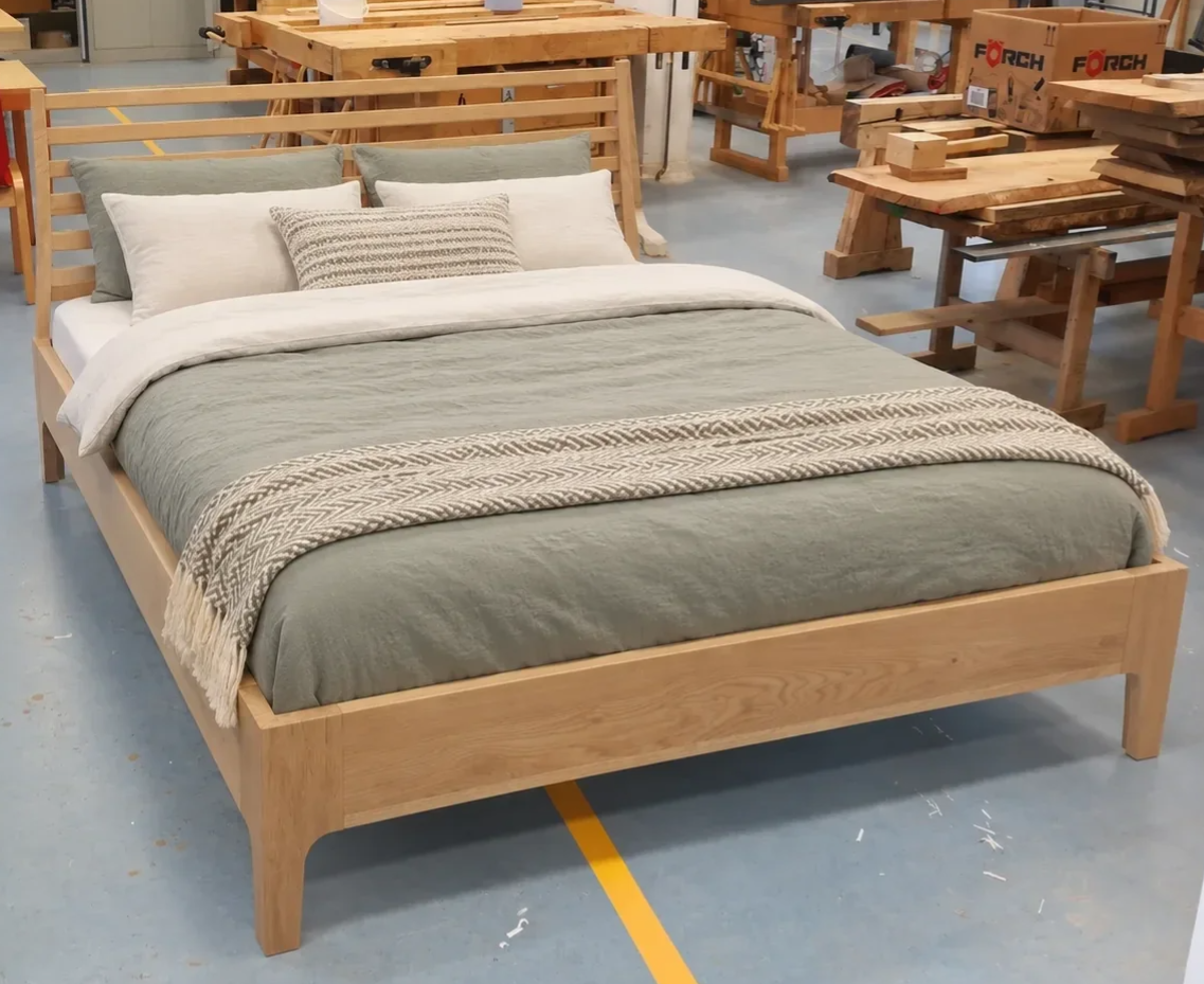 Maßgefertigtes Bett aus massiver geölter Eiche mit schlichtem Kopfteil aus horizontalen Holzleisten