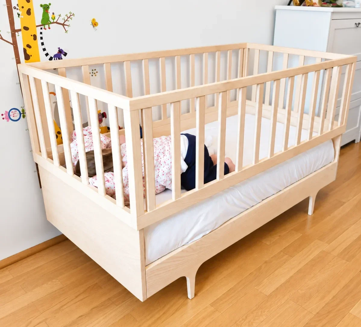 Handgefertigtes Kinderbett aus Esche in klarer, zeitloser Gestaltung, gefertigt als individuelles Möbel nach Maß.