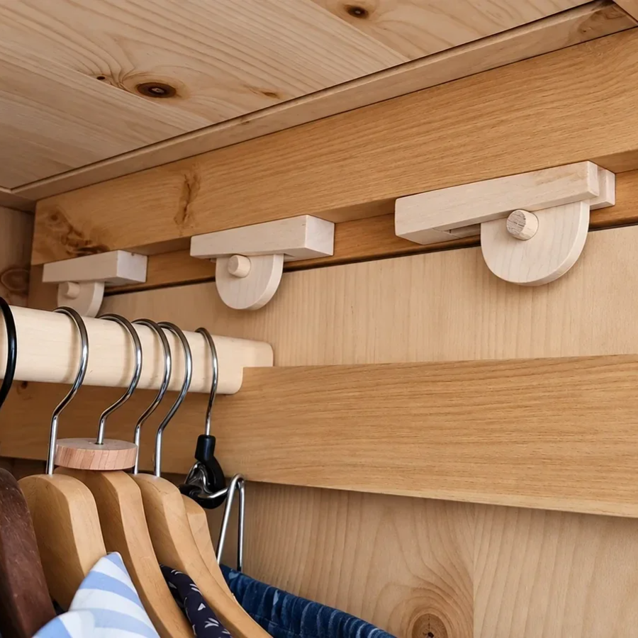 Detail einer klassischen Steckverbindung aus Ahorn an einem massiven Kleiderschrank aus Zirbe