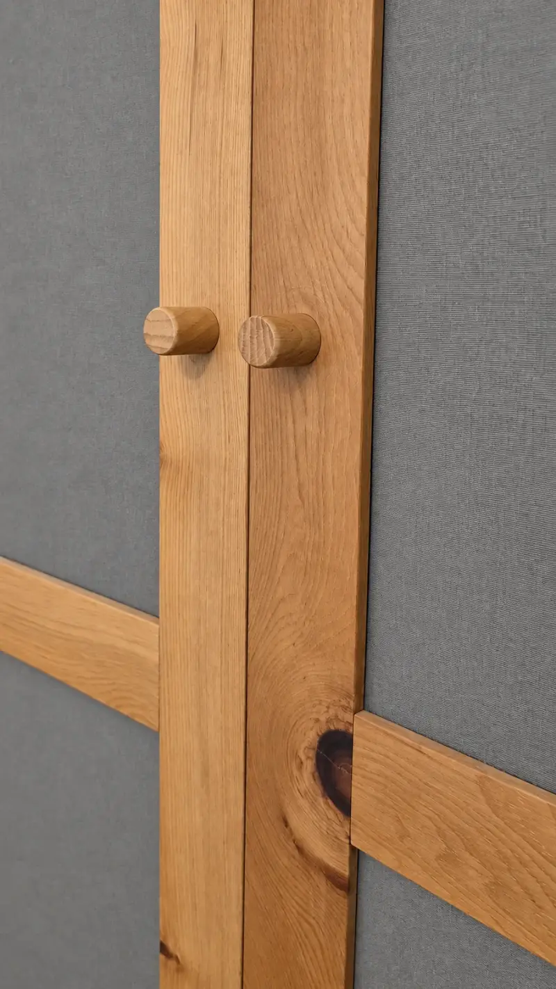 Kleiderschrank aus Zirbe, Detail der Tür-Frehknöpfe.