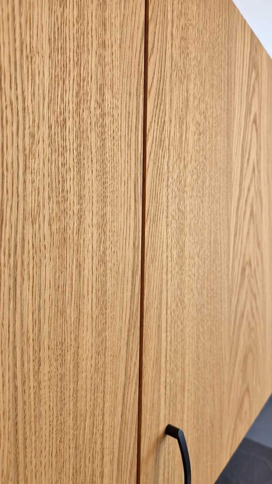 Detailaufnahme der neuen furnierten Eichenfronten einer restaurierten Küche mit Hartwachsöl-Oberfläche.