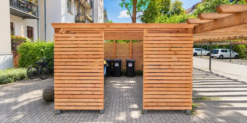 Frontansicht einer neuen Müllplatzeinhausung aus Douglasie mit durchgehendem Sichtschutz aus Rhombusleisten