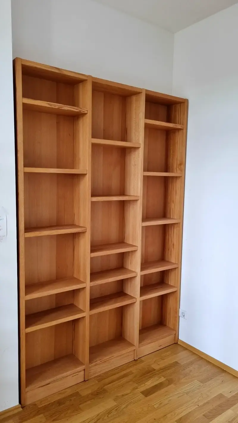 Maßgefertigtes Regal aus massiver geölter Kernbuche, passgenau in eine Wandnische eingebaut.