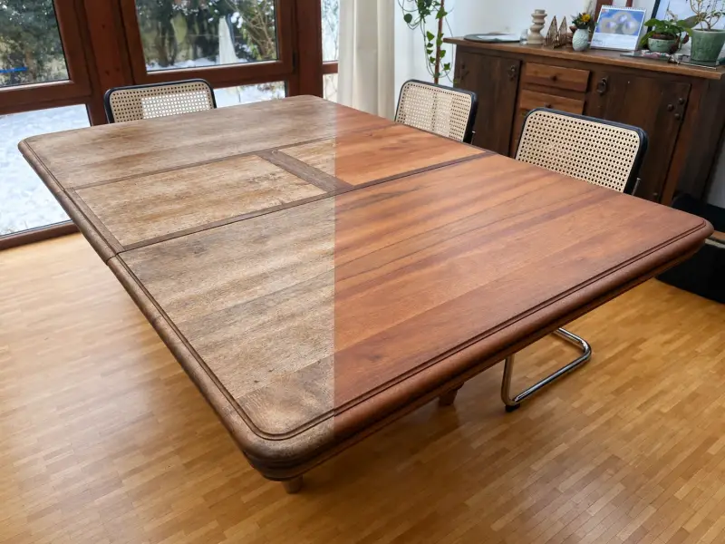 Restaurierter historischer Esstisch aus der Gründerzeit um 1890 mit profilierter Tischplatte, gedrechseltem Untergestell und massiver Holzkonstruktion.