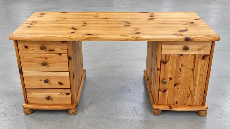 Restaurierter Schreibtisch aus massiver Kiefer mit vier Schubladen, Türfach und aufgearbeiteter Holzoberfläche.