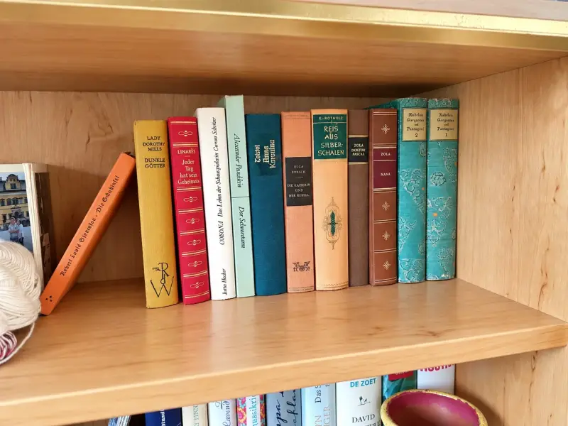 Detailaufnahme eines Sideboards aus Erle mit Plattgoldrahmen, offenem Regalbereich und sichtbarer handwerklicher Verarbeitung.