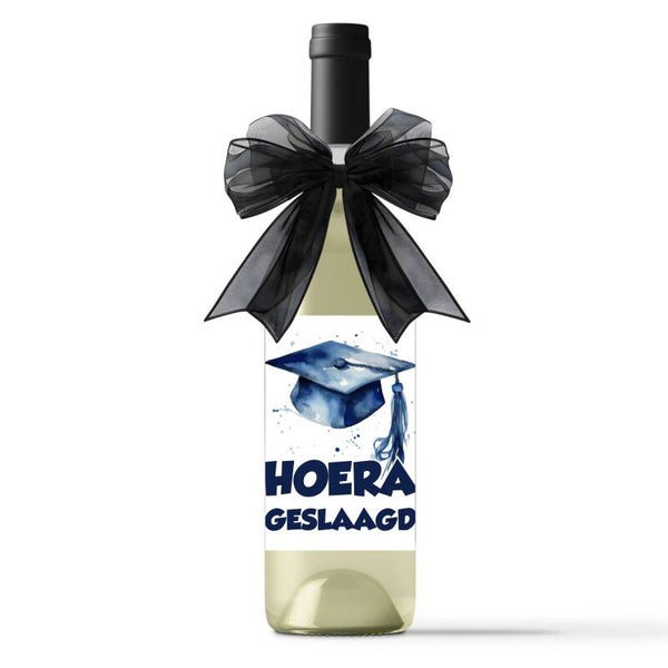 Wijncadeau Hoera Geslaagd | Fles Wijn met Blauwe Afstudeerhoed