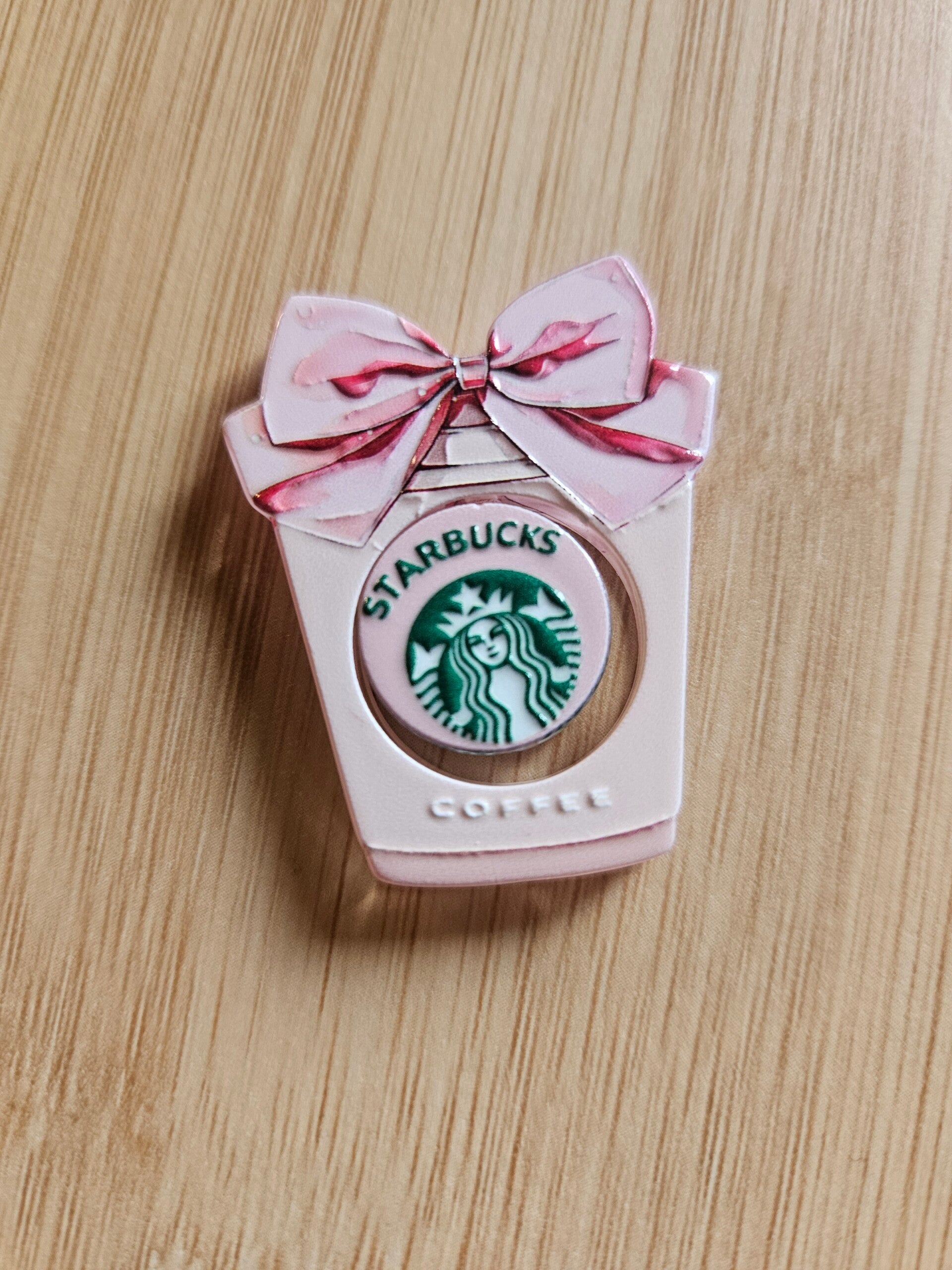 Starbucks inspererad rosa emaljpin med rosett