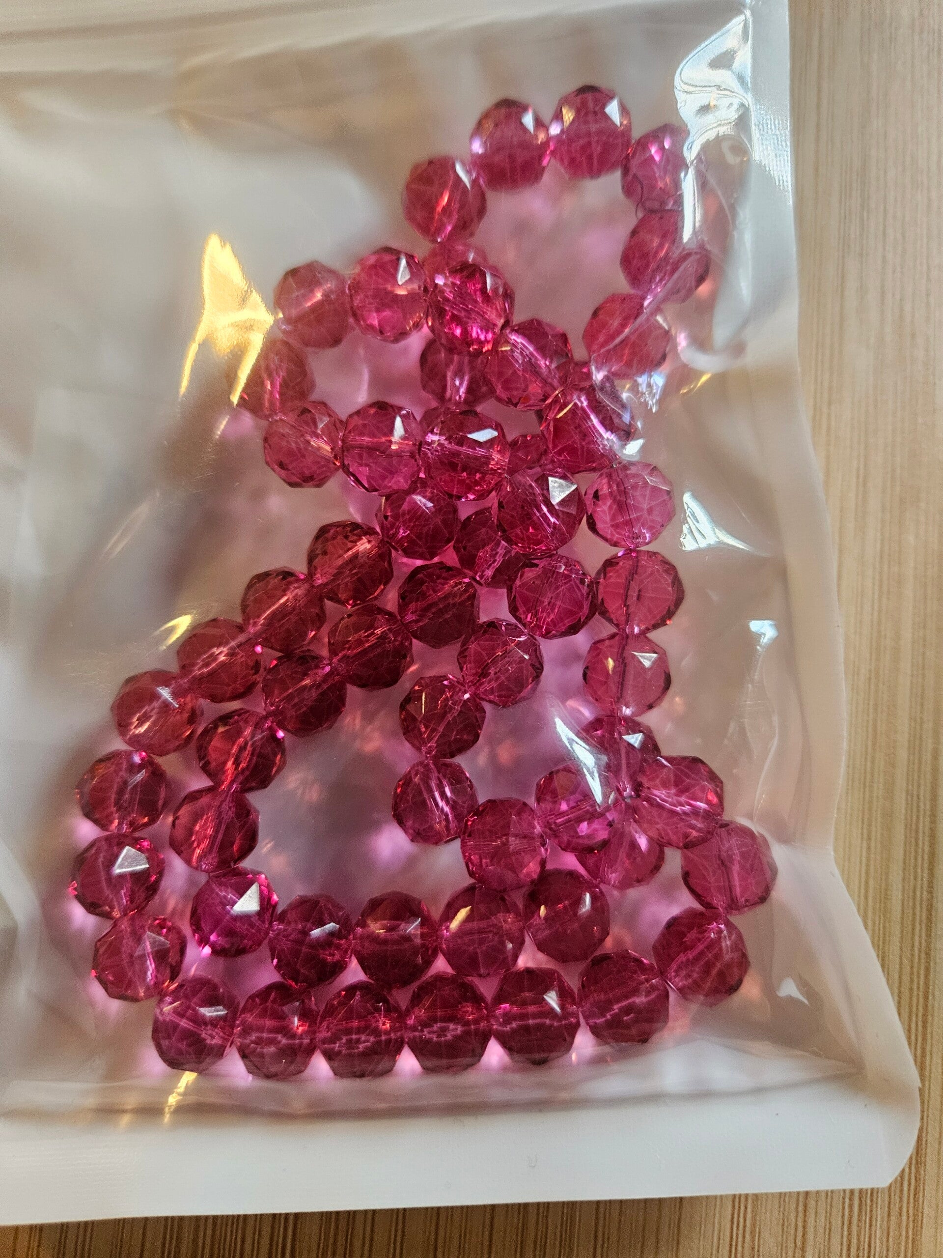 Mörk rosa 10 mm fasetterade glaspärlor