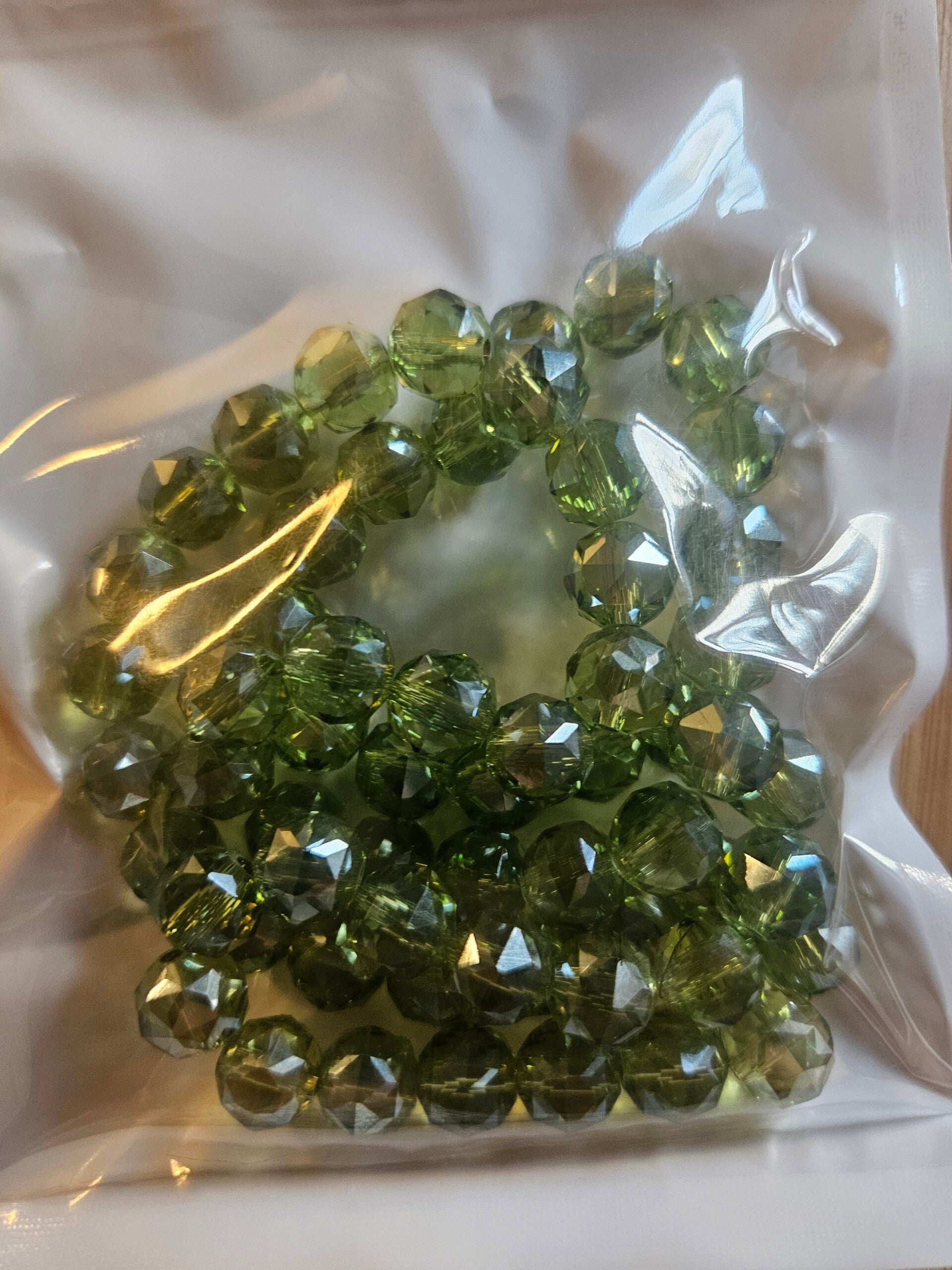oliv grön 10 mm fasetterade glaspärlor